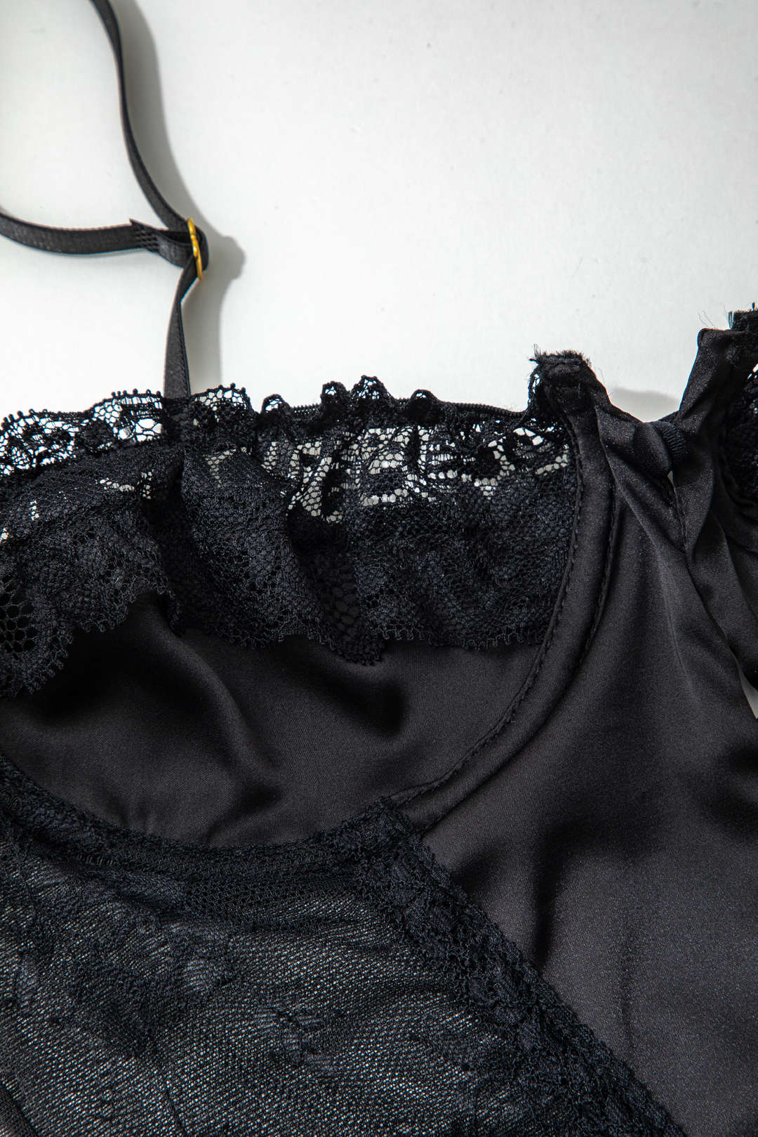 Dantel Volan Düğme Detaylı Kesik Sırt Dekolteli İç Giyim Bodysuit - Phentora