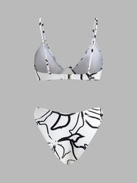 Şık Soyut Üçgen Bikini Takımı ile Trendy Plaj Görünümü - Phentora