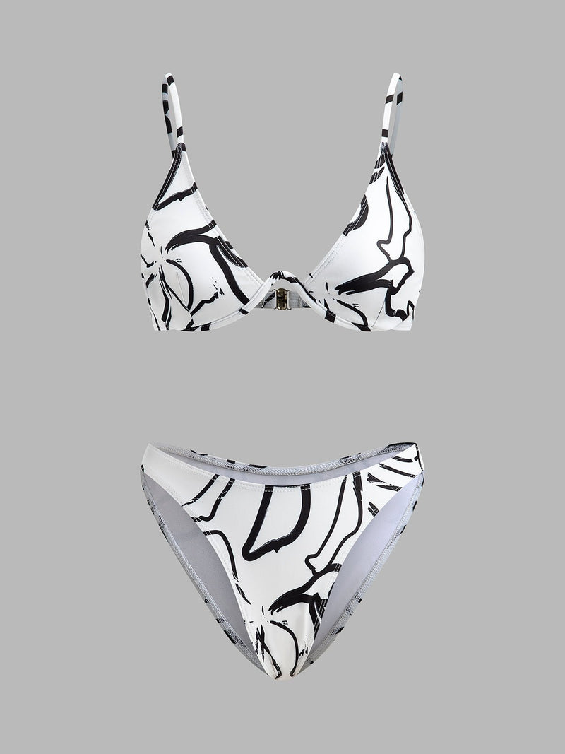 Şık Soyut Üçgen Bikini Takımı ile Trendy Plaj Görünümü - Phentora