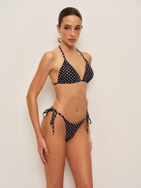 Şık Noktalı Kravat Bikini Takımı ile Şık Bir Plaj Görünümü - Phentora