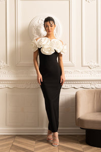Siyah Vücuda Oturan Elbise Büyük Beyaz Çiçek Süslemeleriyle - Phentora