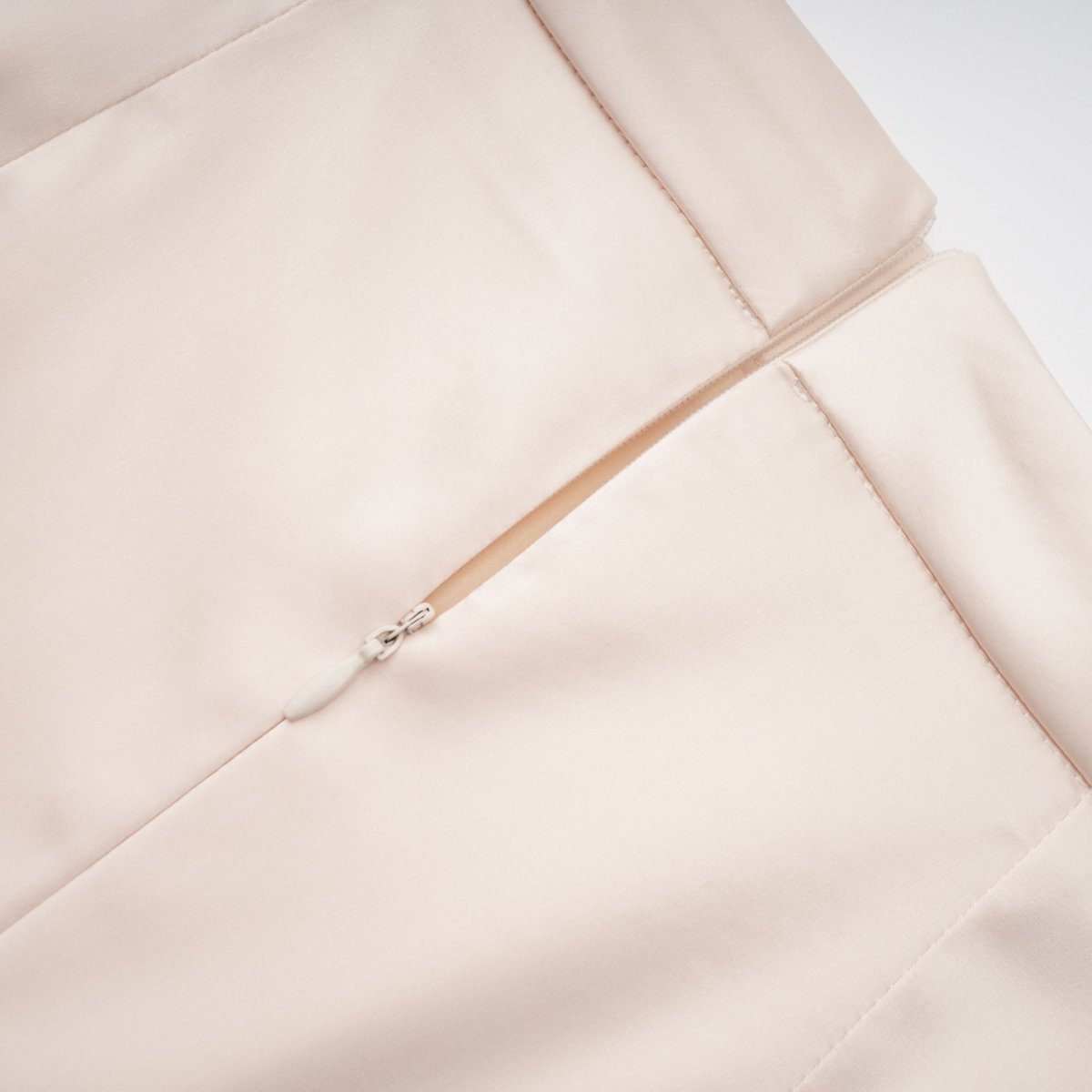 Nötr Tonlu Yarım Boğazlı Bluz ve Balık Formlu Etek Takımı - Phentora