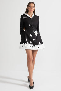 Kontrast Oluşturan Beyaz Yakalı ve Süs Kumaş Çiçeklerle Süslenmiş Çiçek Desenli Elbise - Phentora